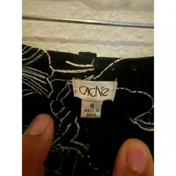 Cache Women's Bermuda Shorts Size 8 Black White Lotus Embroidered Coquette Artsy - Picture 3 of 4